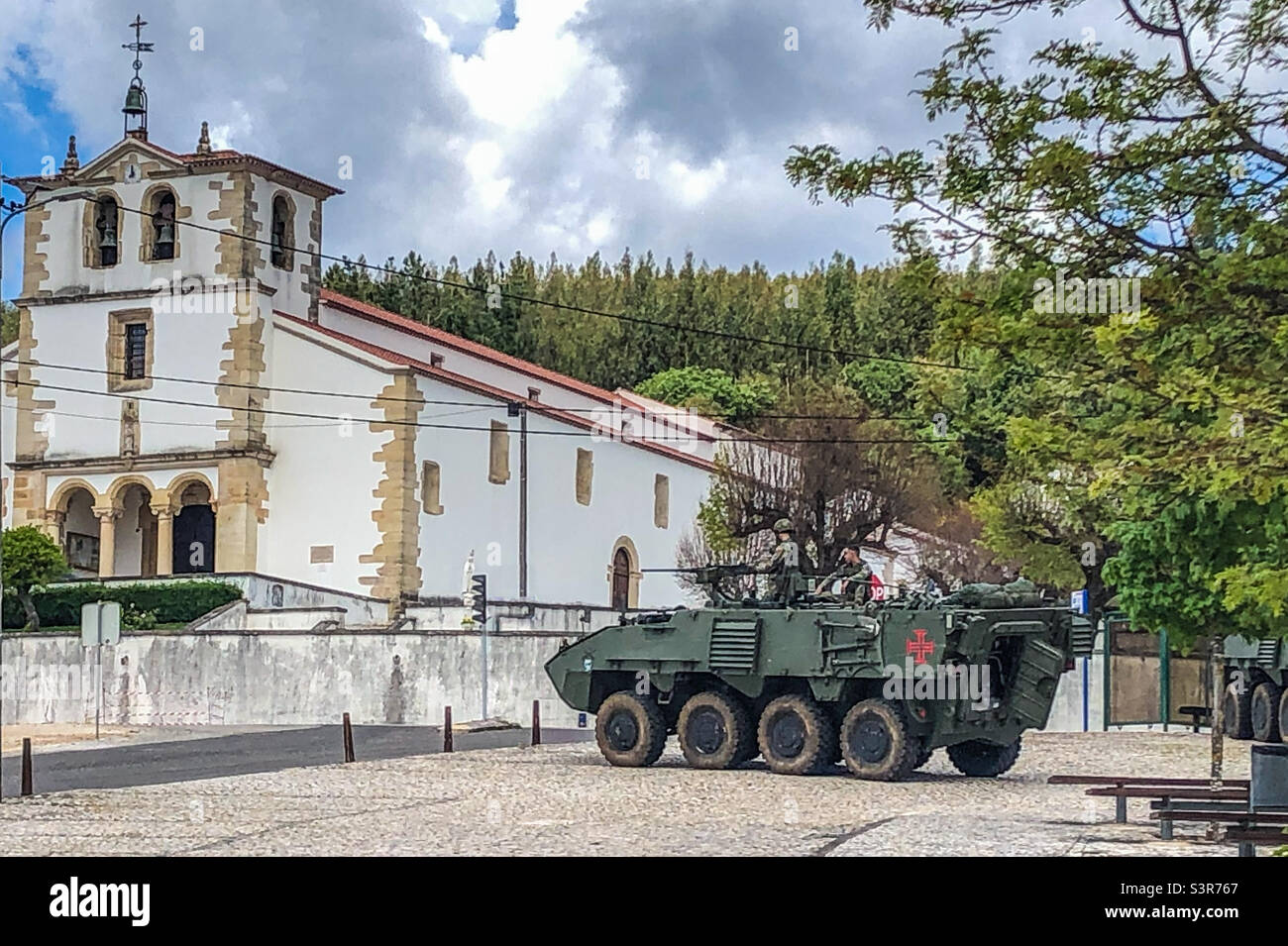 Church & Tank - militärische Übung Orion 22 im Rahmen der Aufrechterhaltung der Bereitschaft der Very High Readiness Joint Task Force/eNRF22 Mechanized Group. Areias, Portugal Stockfoto