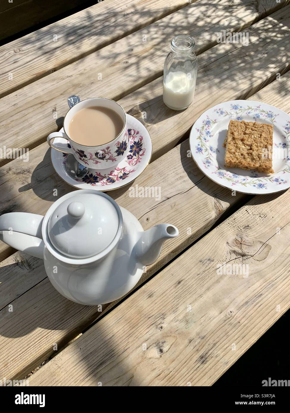 Morgentee, der im Freien auf einem Holztisch serviert wird Stockfoto