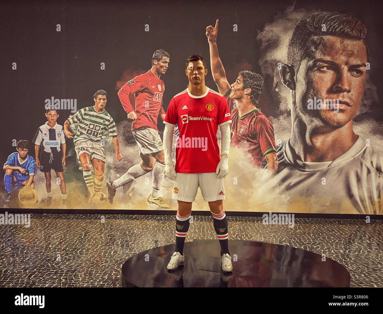 Ein Modell des legendären Fußballers Cristiano Ronaldo und Fotos seiner Karriere - alles @ das CR7 Museum in Funchal, Madeira. Ronaldo ist derzeit der portugiesische Fußballkapitän. Foto©️ COLIN HOSKINS. - Smartphone-aufgenommenes Stockfoto