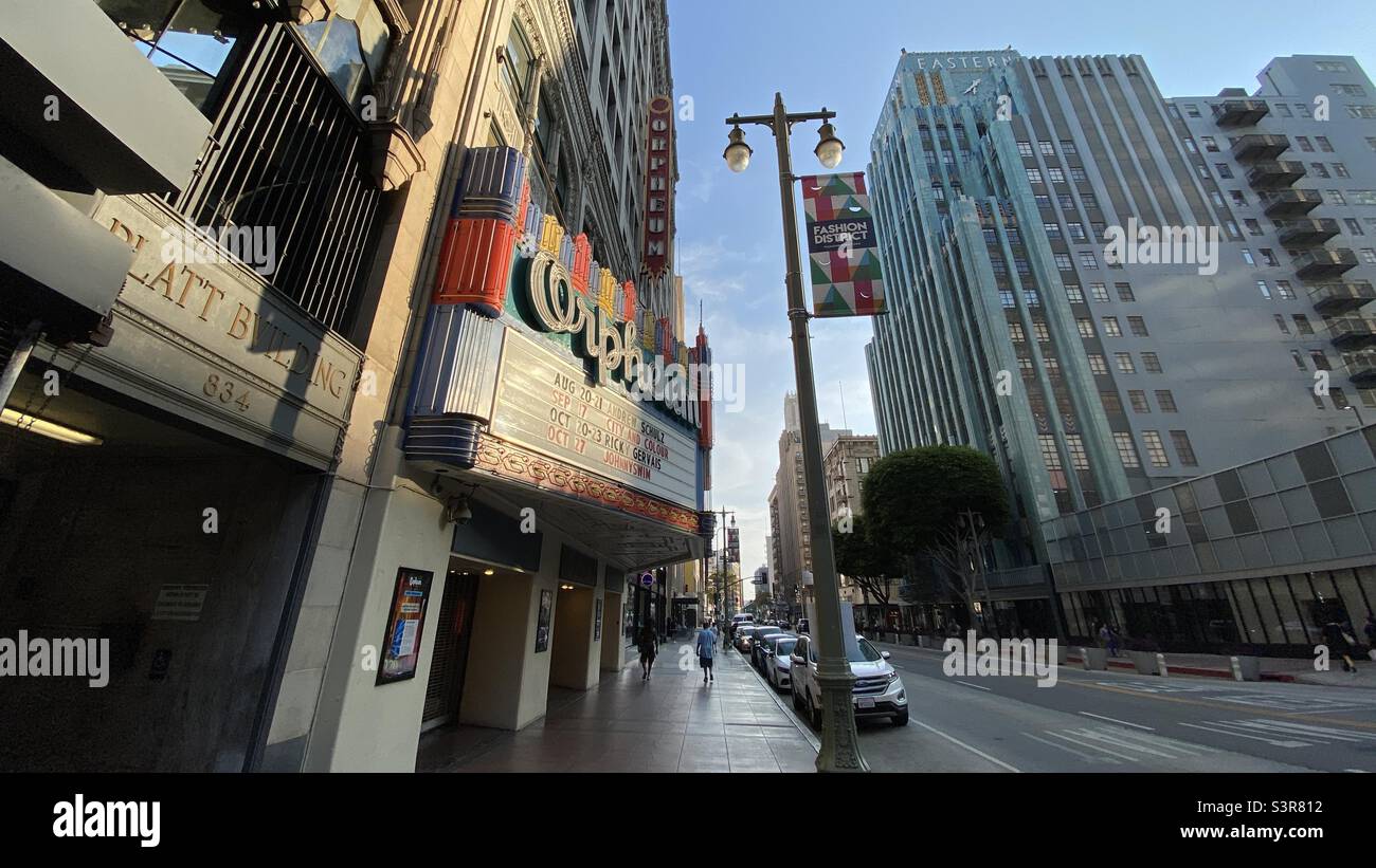 LOS ANGELES, CA, 2021. JULI: Das „The Moweum Theatre“ in Downtown mit Sonnenlicht am späten Nachmittag auf dem Festzelt und Menschen, die auf dem Bürgersteig vorbeigehen Stockfoto