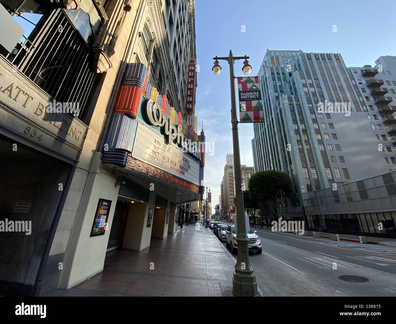 LOS ANGELES, CA, 2021. JULI: Nachmittagssonne auf dem Festzelt des „The Modeseum Theatre“ in der Innenstadt, in der Nähe des Modeviertels. Leerer Gehweg Stockfoto