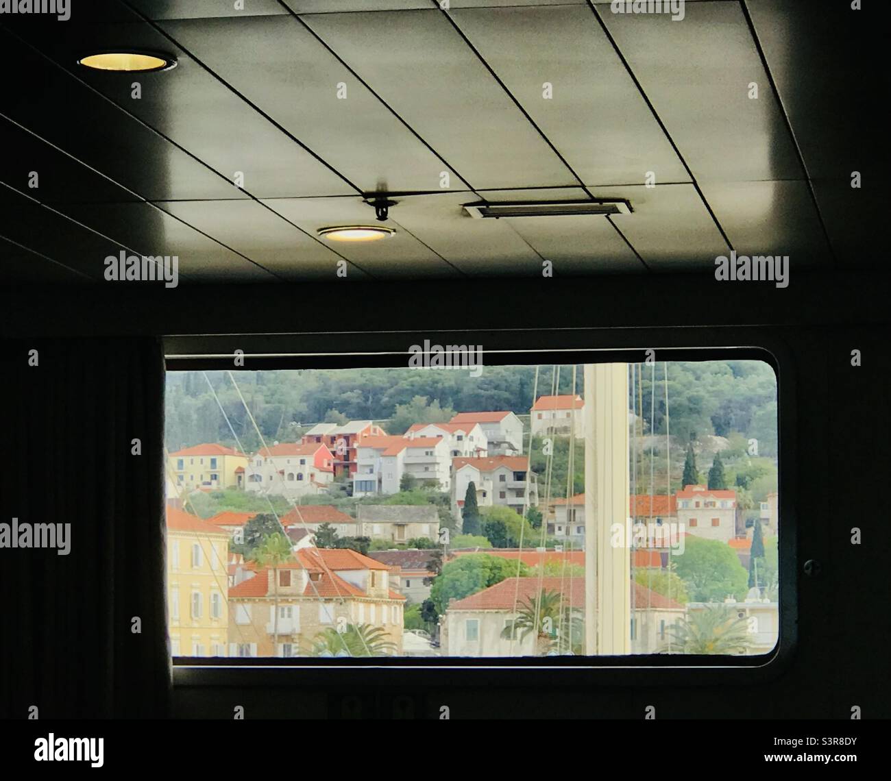 Die Fähre Tin Ujevic verlässt Supetar auf der Insel Brac und fährt zum adriatischen Hafen Split, Kroatien - Smartphone-aufgenommenes Stockfoto