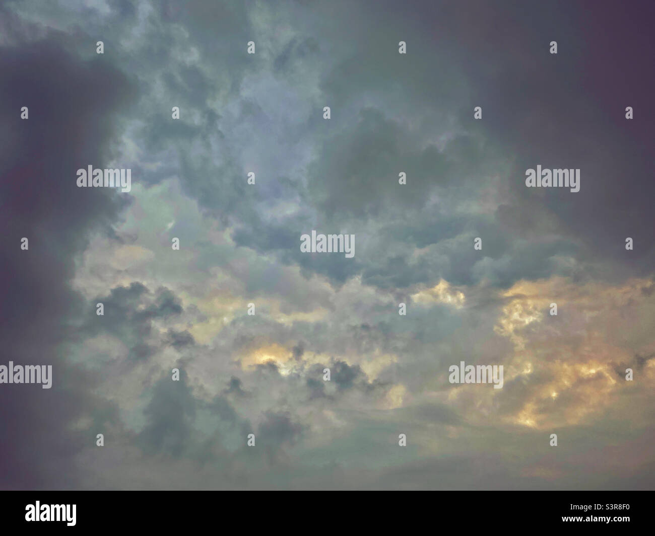 Ein launischer Himmel. Der Sturm braut. Ein Bild mit Textur und möglicher Verwendung für ein Hintergrundbild? Foto ©️ COLIN HOSKINS. - Smartphone-aufgenommenes Stockfoto