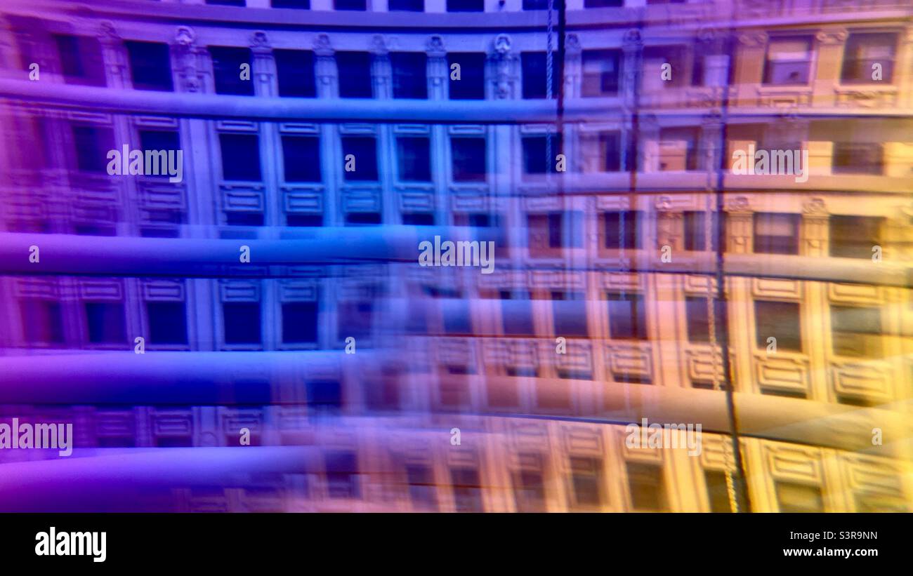 Farbenfrohes, abstraktes Muster mit Prisma vor dem Kameraobjektiv. Verzerrte Fassade eines historischen Gebäudes durch Jalousien - Smartphone-aufgenommenes Stockfoto