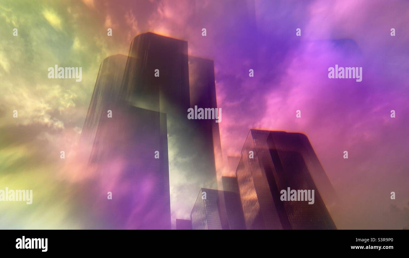 Farbenfrohes, abstraktes Muster mit Prisma vor dem Kameraobjektiv. Mehrere überlappende Bilder von Wolkenkratzern mit bewölktem Himmel hinter ihnen - Smartphone-aufgenommenes Stockfoto