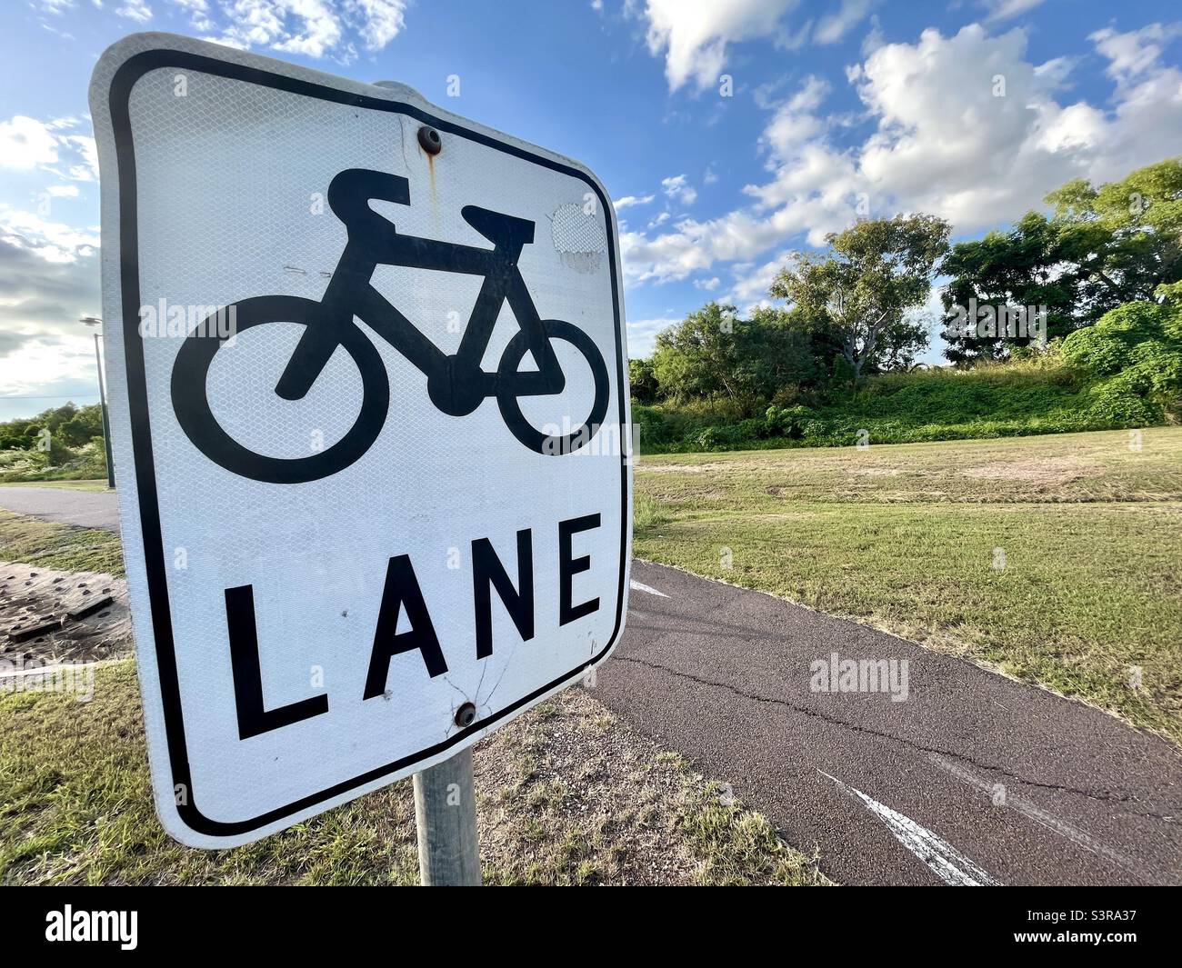Fahrrad-Lane-Zeichen - Smartphone-aufgenommenes Stockfoto