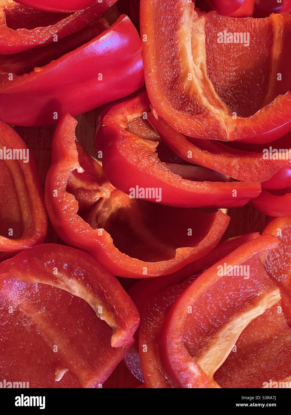 Rote Paprikaschoten schneiden sich vor dem Kochen Stockfoto