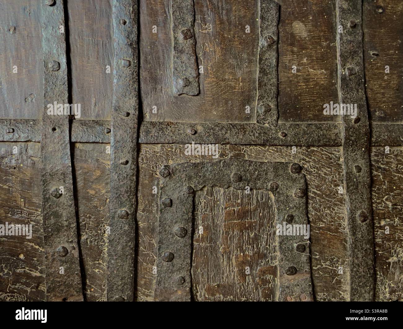 Der eisengebundene Deckel einer Truhe oder Truhe in einer englischen Pfarrkirche Stockfoto