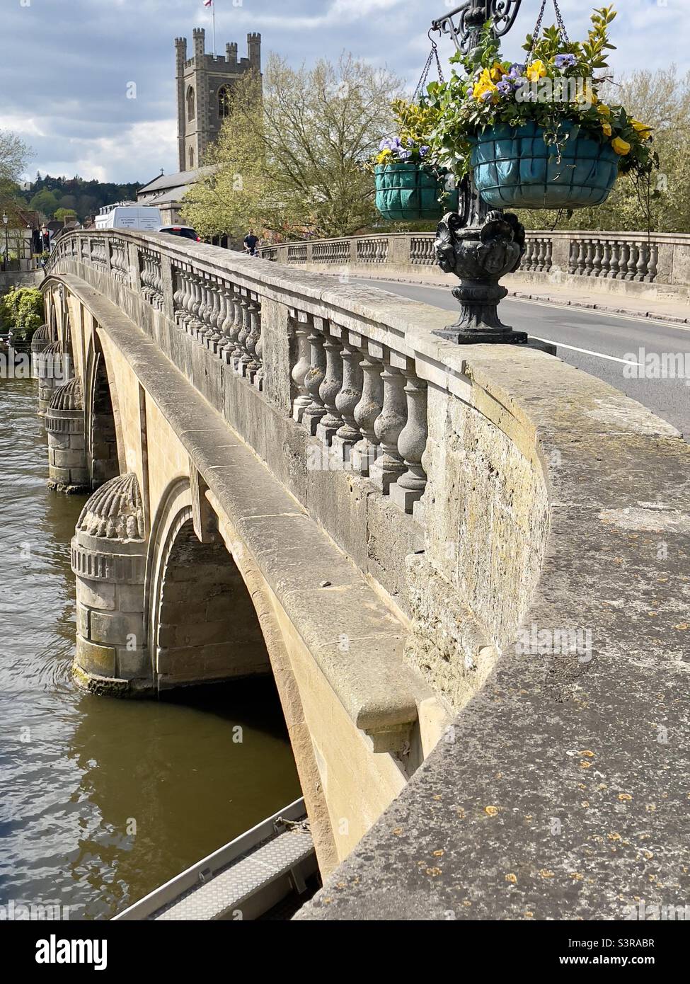 Ein Blick auf die Brücke bei Henley auf der Themse mit ihrer eleganten Brüstung und der Themse unten - Smartphone-aufgenommenes Stockfoto