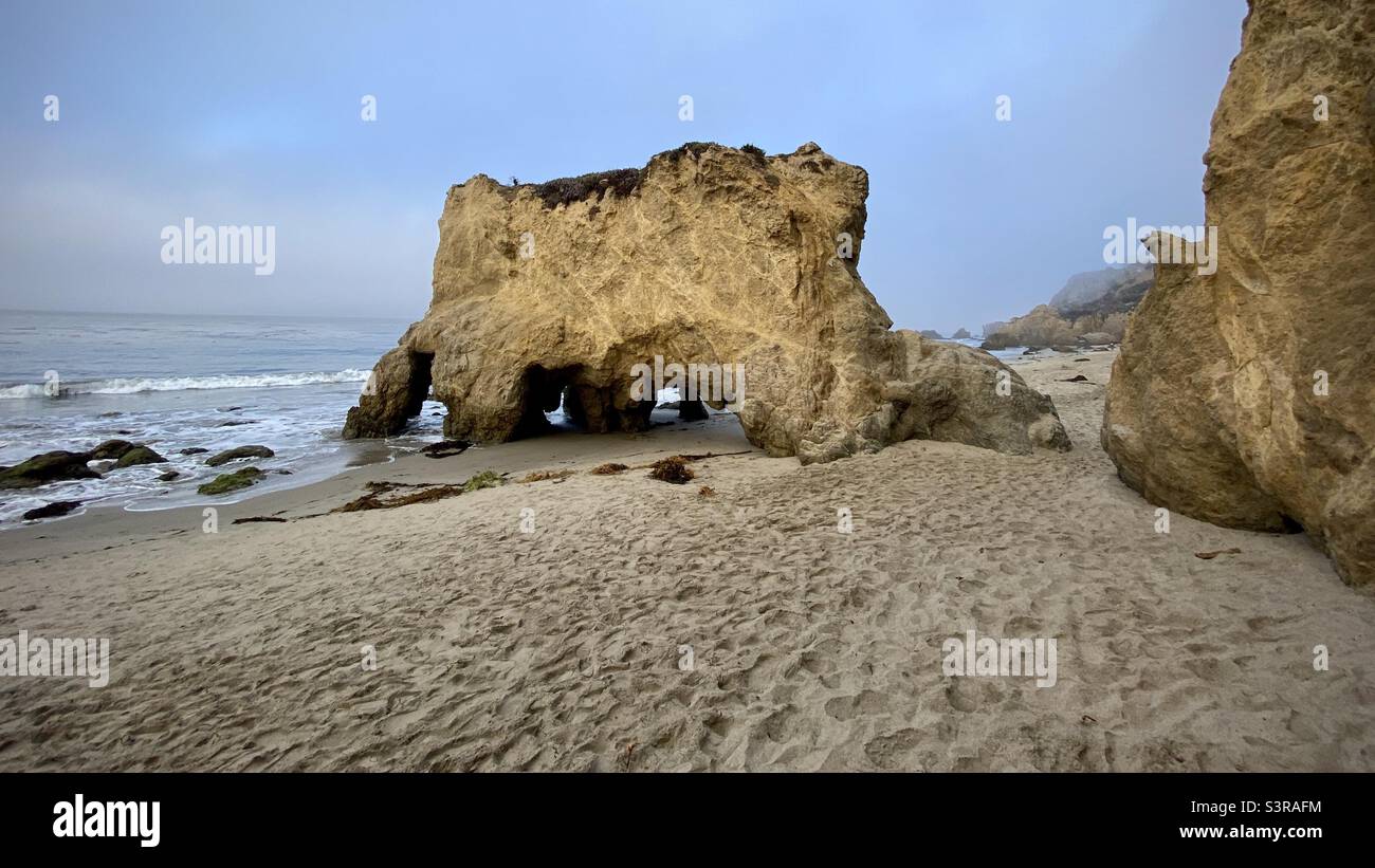 Markante Felsformationen an der Küste am El Matador State Beach in Südkalifornien, Pazifischer Ozean mit Nebel im Hintergrund - Smartphone-aufgenommenes Stockfoto