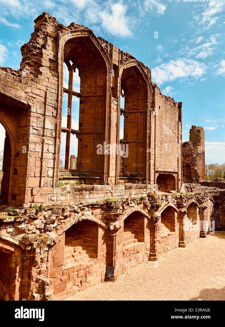 Ruinen eines Ballsaals im Grand Castle - Smartphone-aufgenommenes Stockfoto