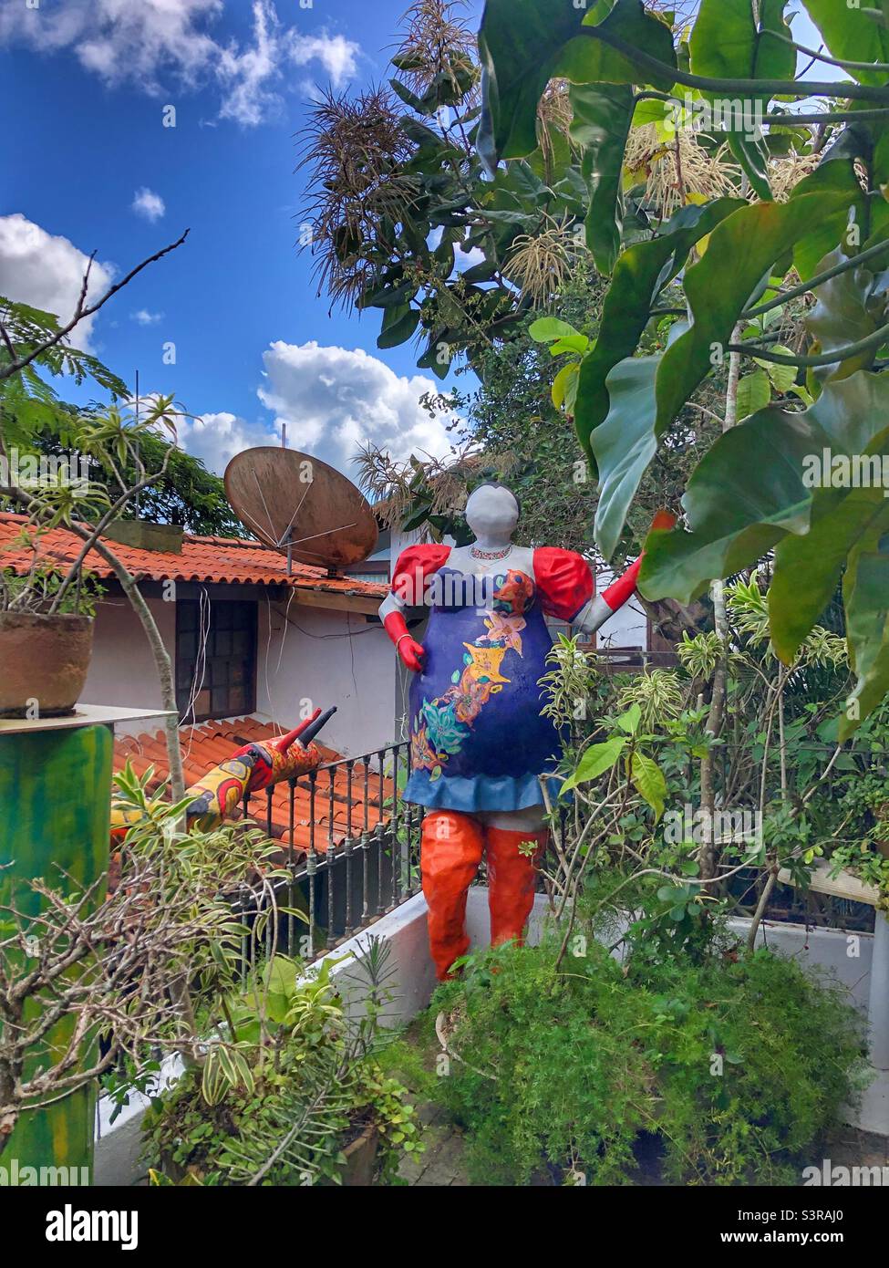Bunte eklektische Skulptur ziert einen Garten. - Smartphone-aufgenommenes Stockfoto