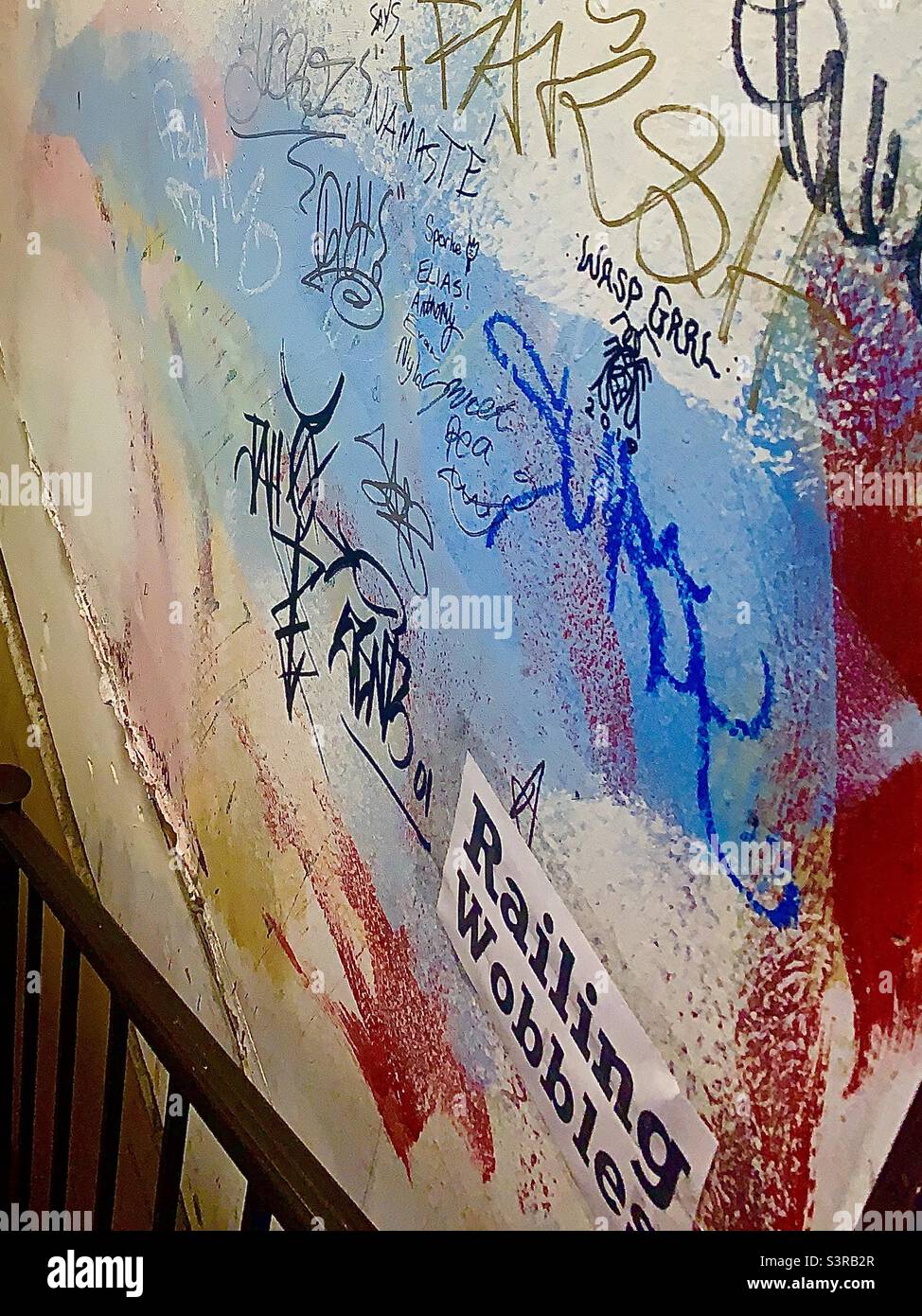 Innenwand mit Graffiti in Pink Schwarz Gelb und Blau - Smartphone-aufgenommenes Stockfoto