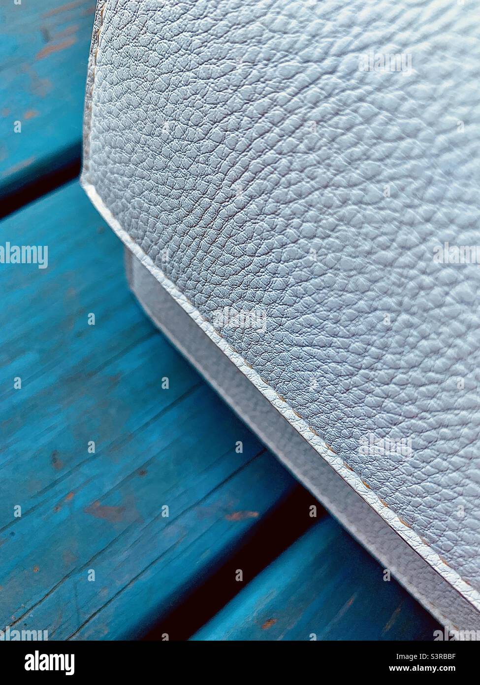 Blaue Holz-Textur und weiße Leder-Textur werden verhandeln Raum - Smartphone-aufgenommenes Stockfoto