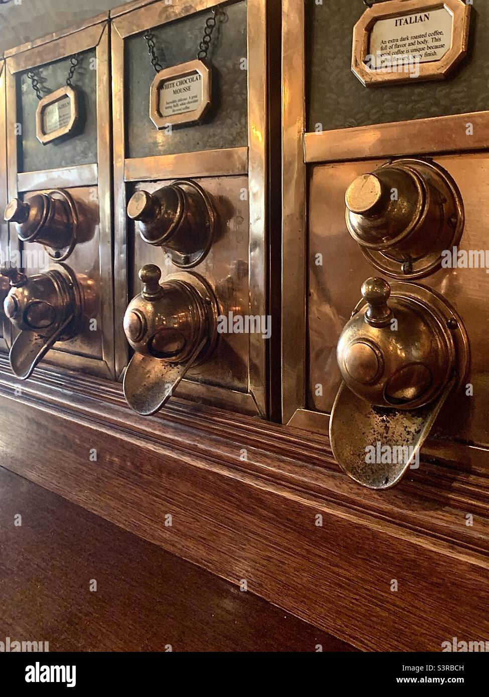 3 Kaffeekannen aus Kupfer an der Mahagoni Bar - Smartphone-aufgenommenes Stockfoto