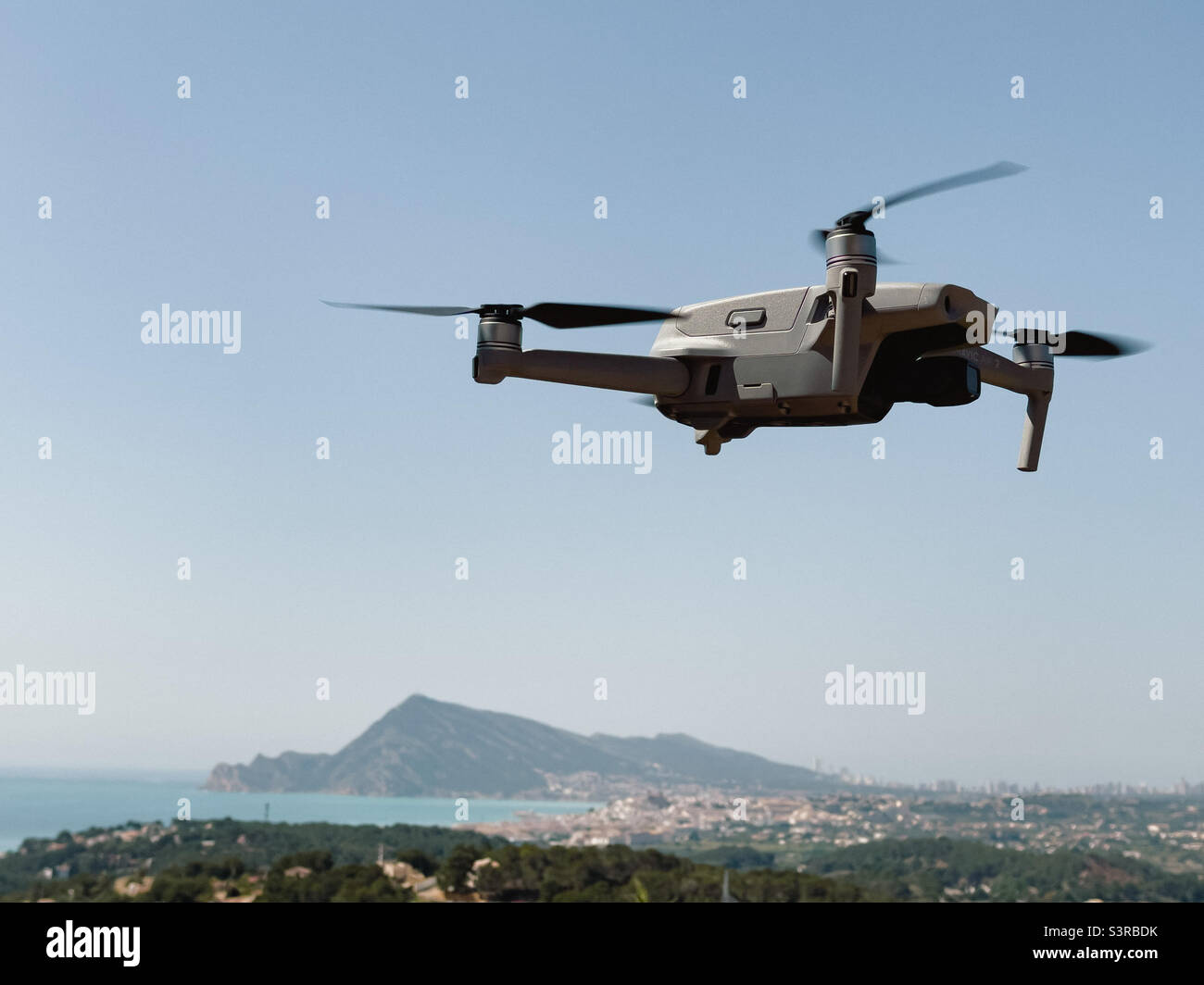 Drohne im Flug an der spanischen Küste Stockfoto