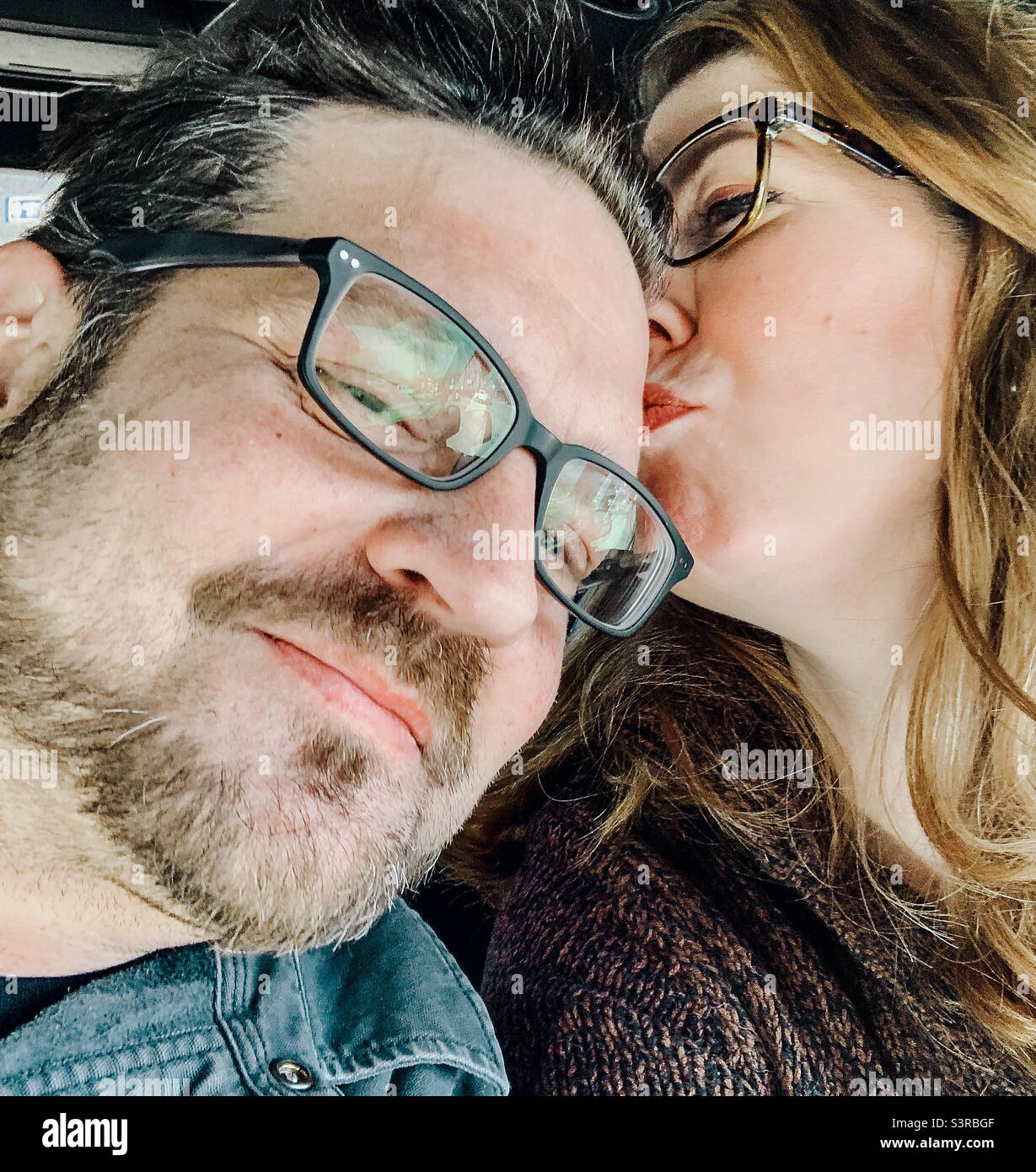 Ehepaar mittleren Alters mit Brille - Smartphone-aufgenommenes Stockfoto