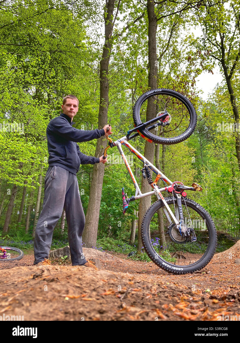 Mountainbiker posiert mit seinem Downhill-Bike in Esholt Woods West Yorkshire Stockfoto