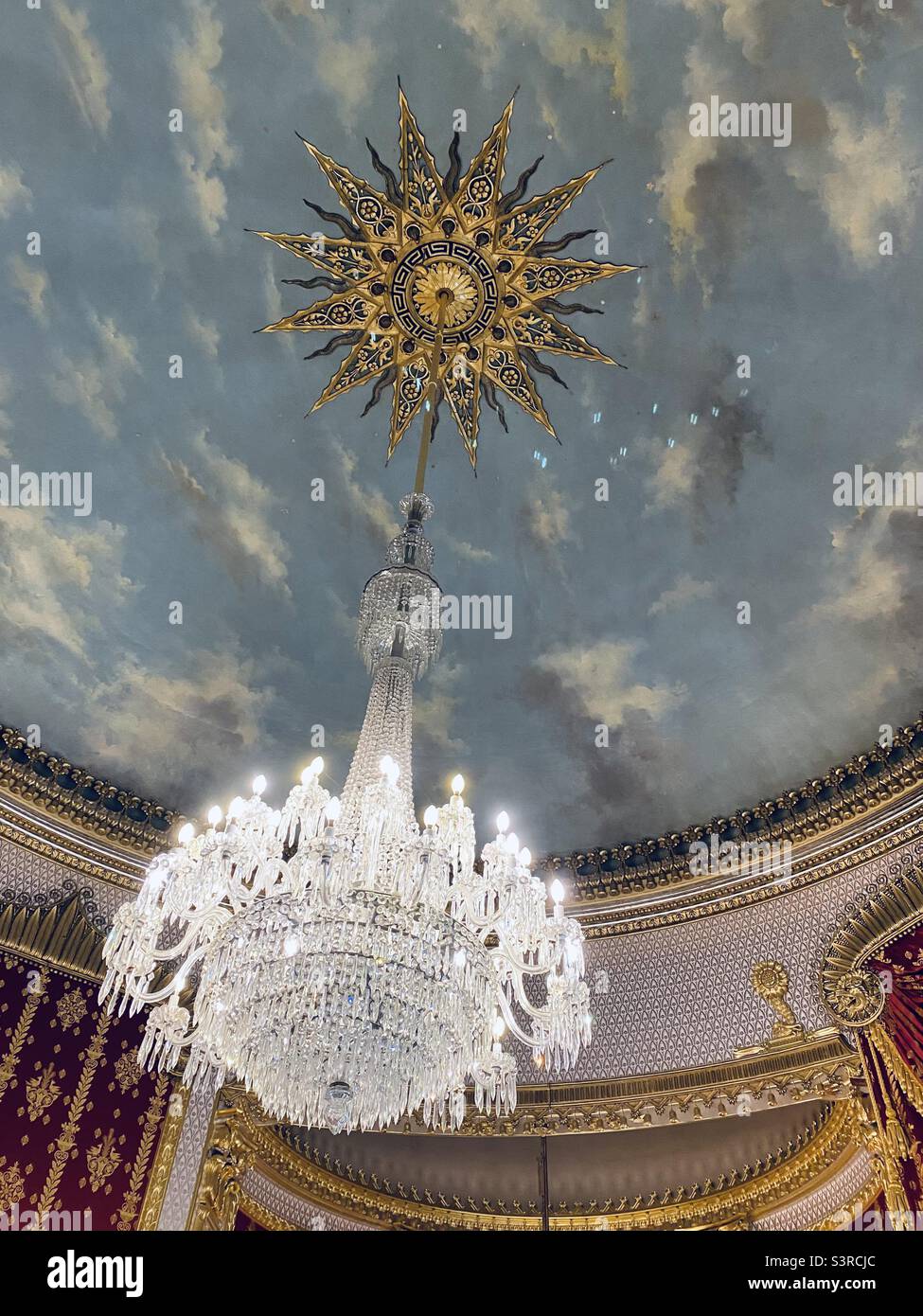 Decke im Pavillon von Brighton mit einem großen Kronleuchter Stockfoto