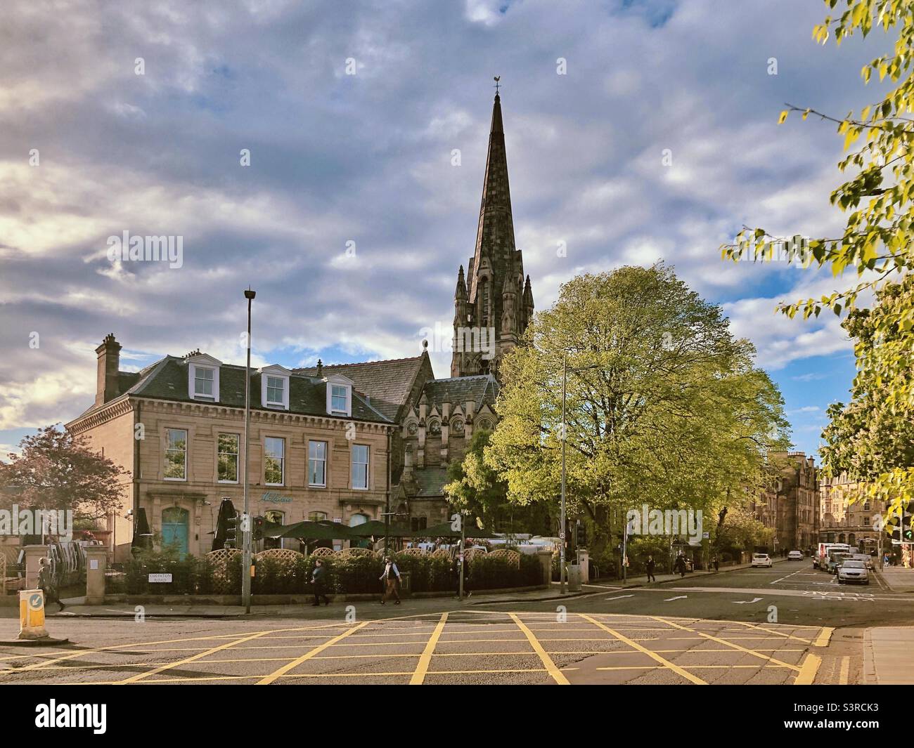 McLarens an der Ecke (links) und Christ Church Morningside, Edinburgh, Schottland. Stockfoto