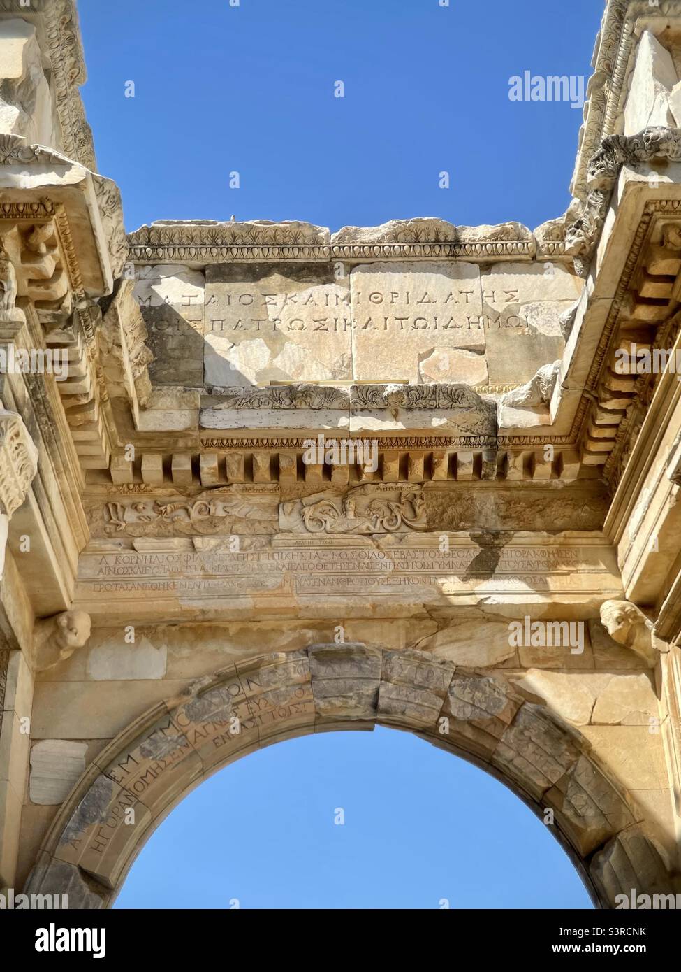 Nahaufnahme des griechisch-römischen Bogens mit griechischen Inschriften in Ephesus, Türkei Stockfoto