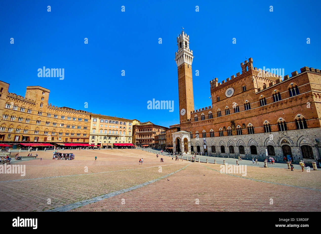 Piazza del Campo (Campo Platz) mit dem berühmten Torre del Mangia (Mangia Turm) in der historischen toskanischen Renaissance-Stadt Siena, Italien Stockfoto