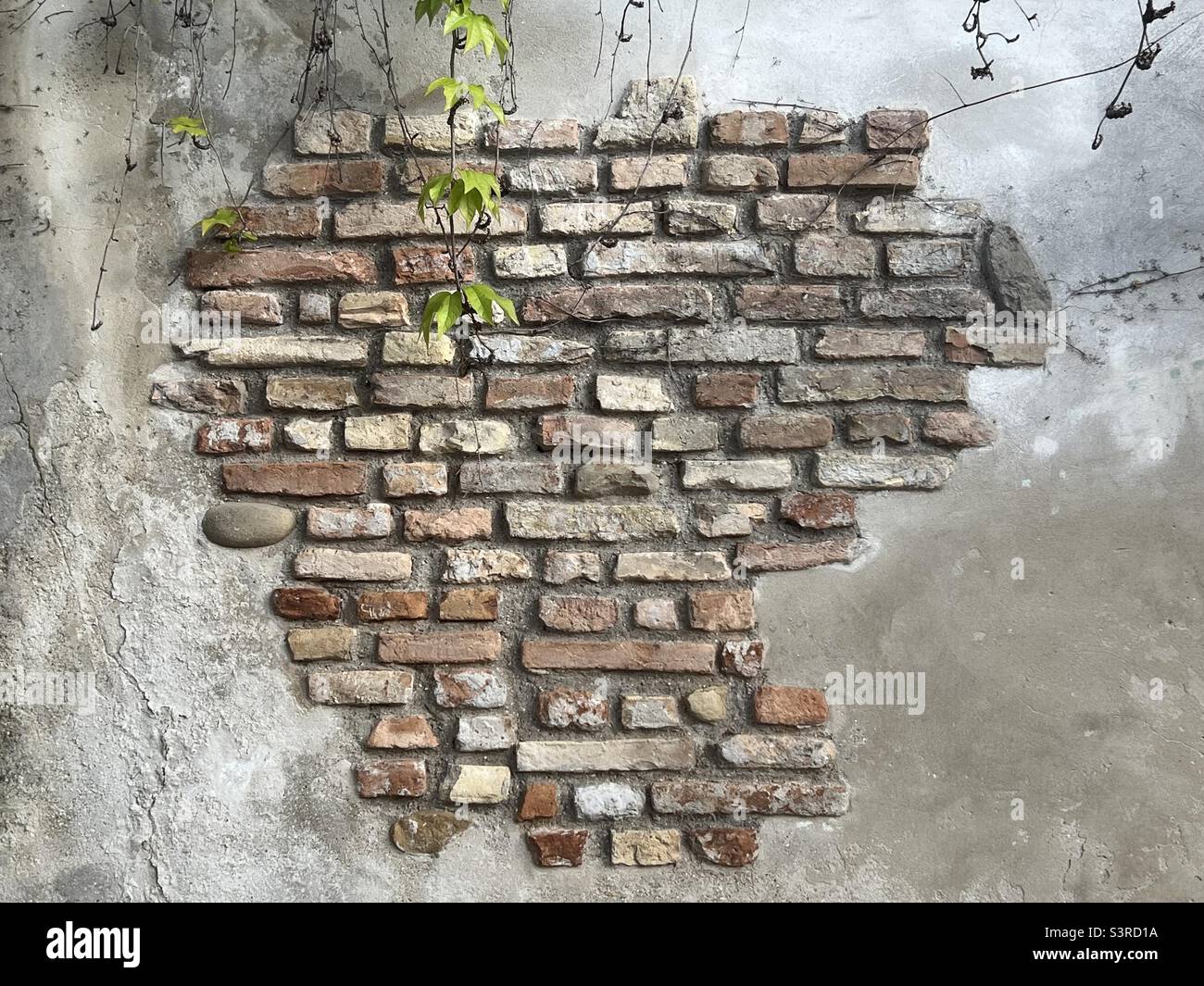 Kunstvolle Mauer mit Ziegelsteinen, Detailansicht Stockfoto