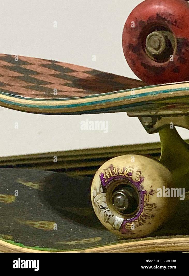 Nahaufnahme von zwei Skateboards mit detaillierten Rädern Stockfoto