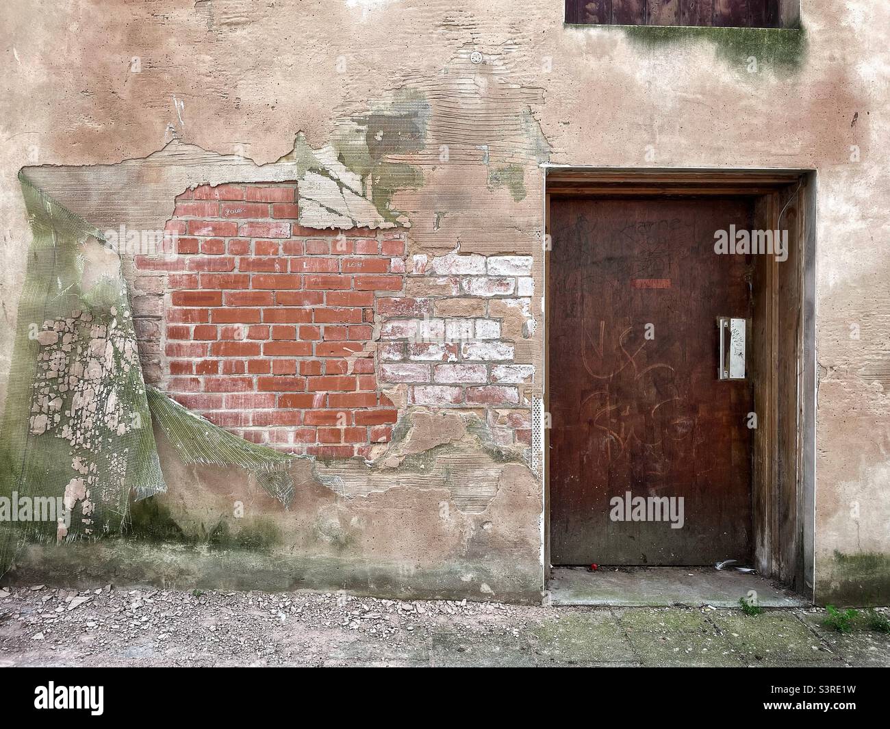 Altes Gebäude in einer Seitenstraße im Stadtzentrum von Dumfries mit freiliegendem Mauerwerk, das reparaturbedürftig ist, Schottland. Stockfoto