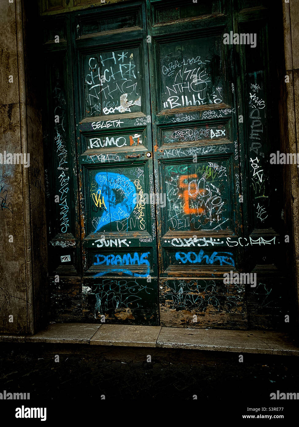 Verlassene Türen wurden mit Graffiti und urbaner Kunst zurückerobert Stockfoto
