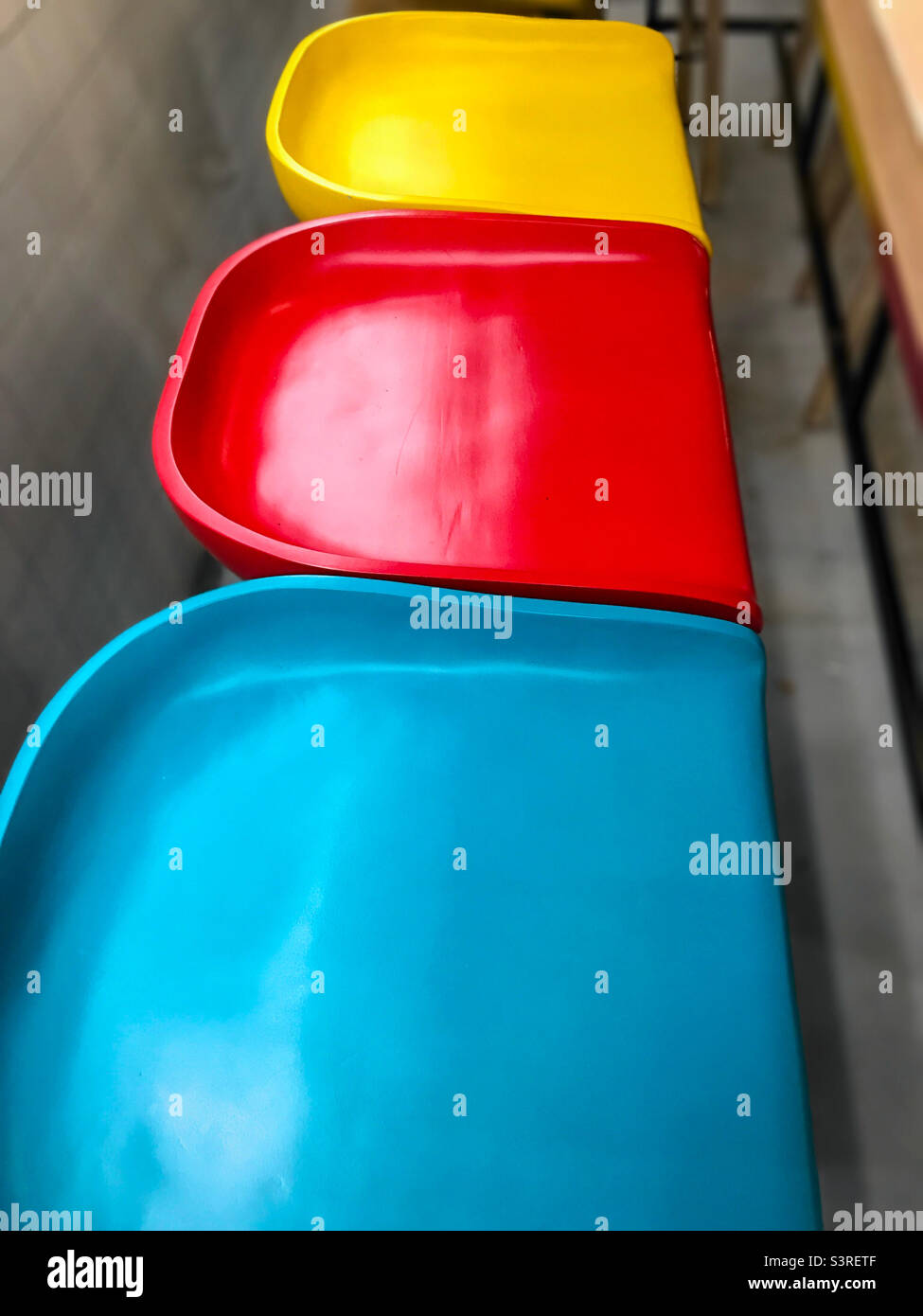 Dreifarbiger Stuhl mit hohem Winkel Stockfoto