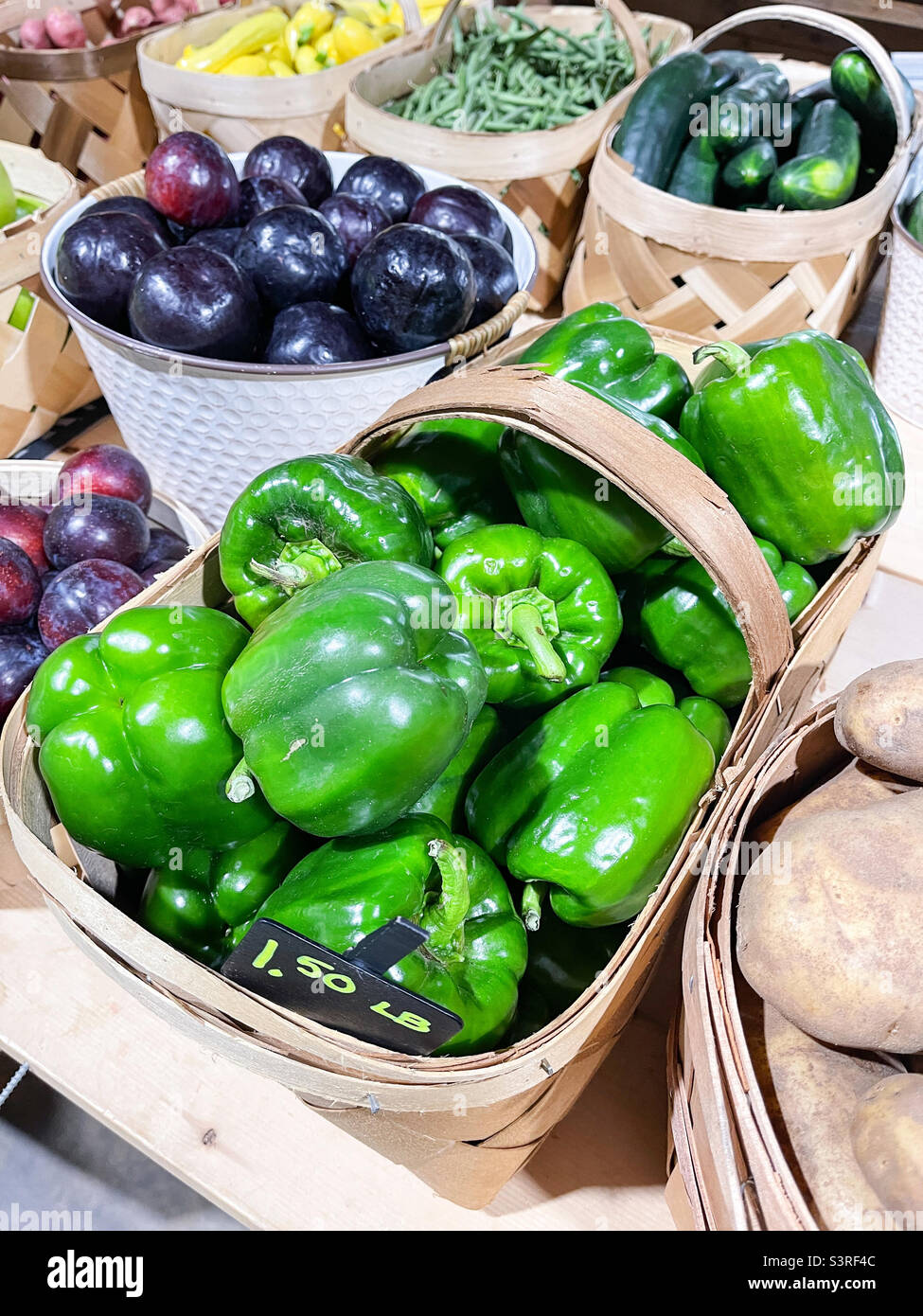 Frische Produkte zum Verkauf auf einem Bauernmarkt. Grüne Paprika und verschiedene Obst- und Gemüsesorten. Stockfoto