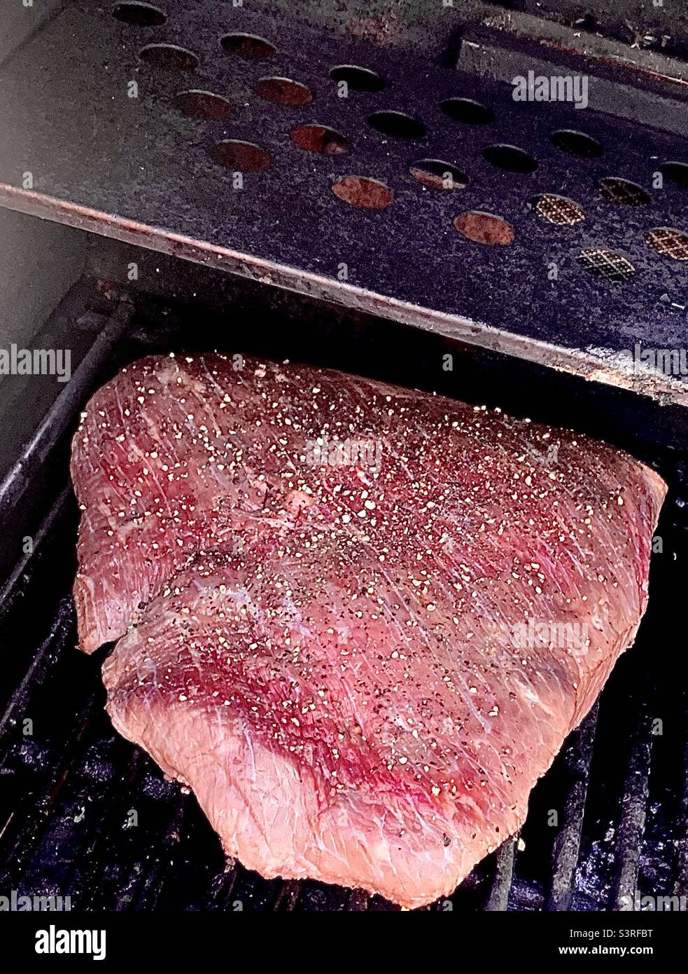 Rotes Fleisch auf dem Grill - Smartphone-aufgenommenes Stockfoto