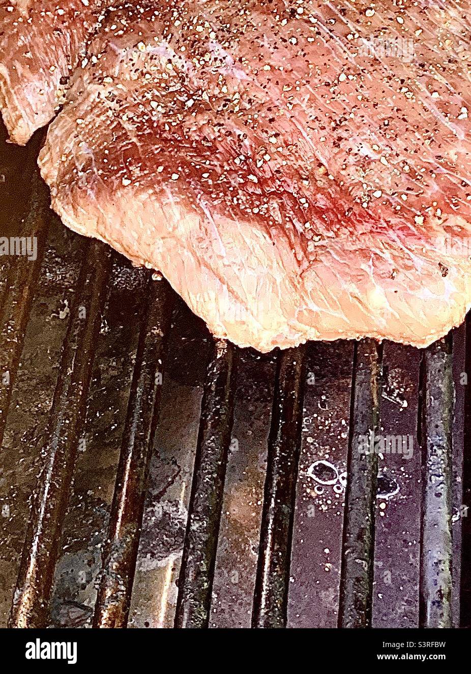 Dickes, saftiges, gewürztes Brisket auf dem Grill mit Platz zum Kopieren - Smartphone-aufgenommenes Stockfoto