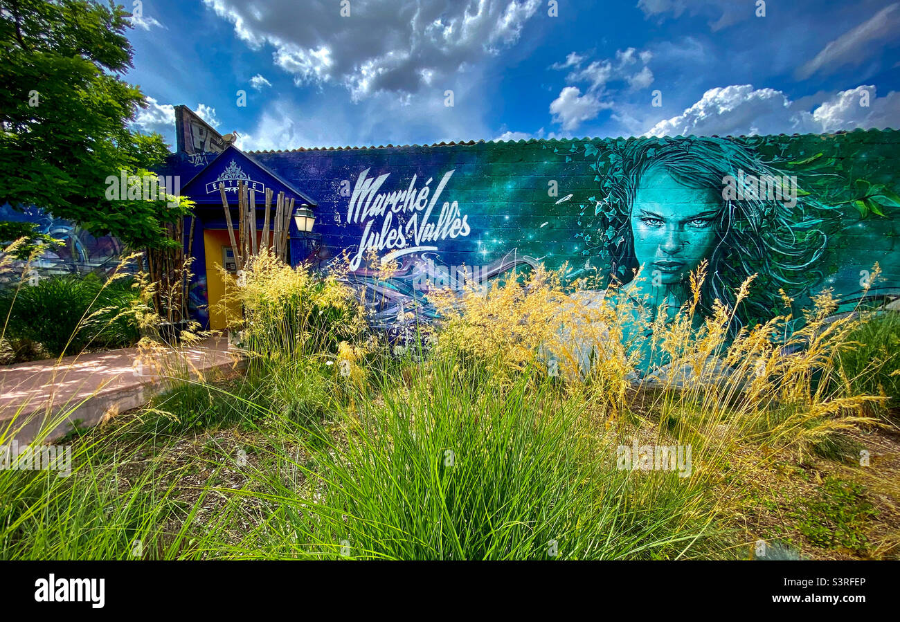 Marche Jules Verne, einer der vielen Märkte in Les Puces de Saint-Ouen (Les Puces), dem größten antiken Flohmarkt der Welt. An der Porte de Clignancourt, Paris, Frankreich Stockfoto
