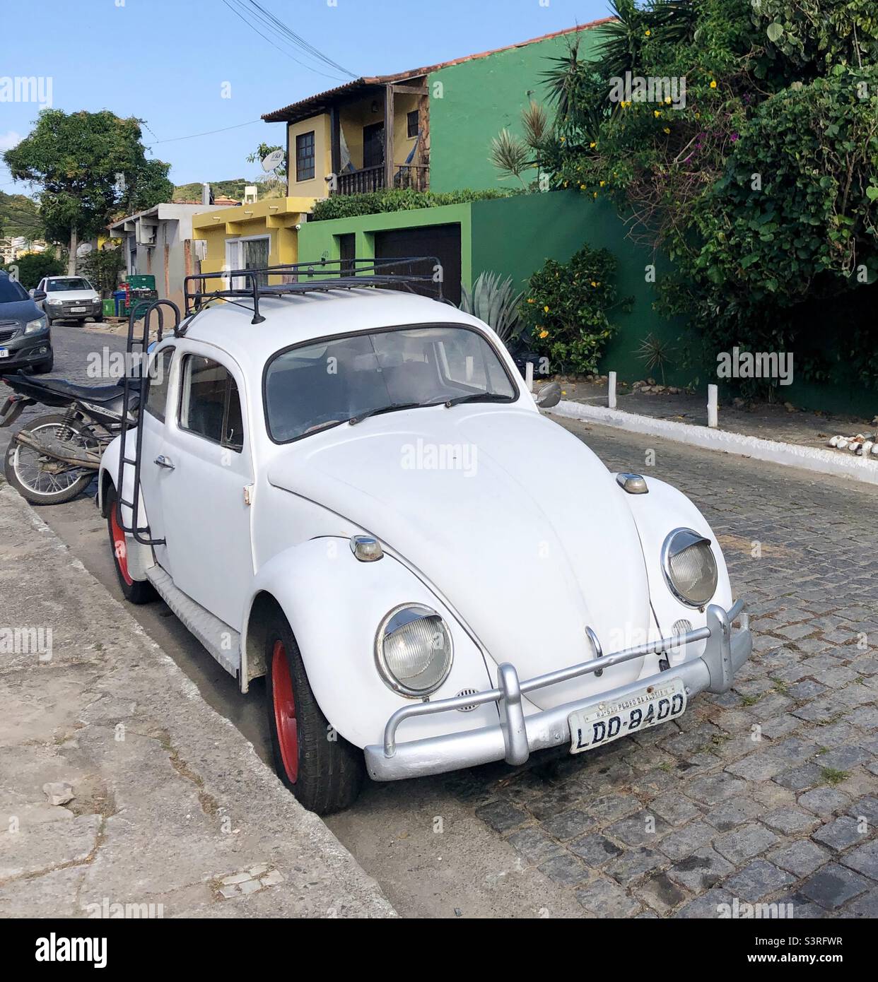 Ein klassischer weißer VW-Käfer-Käfer. Stockfoto