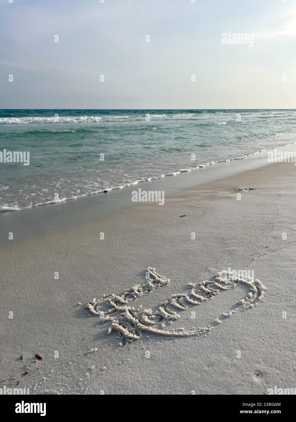 Guten Morgen geschrieben auf Strandsand Stockfoto