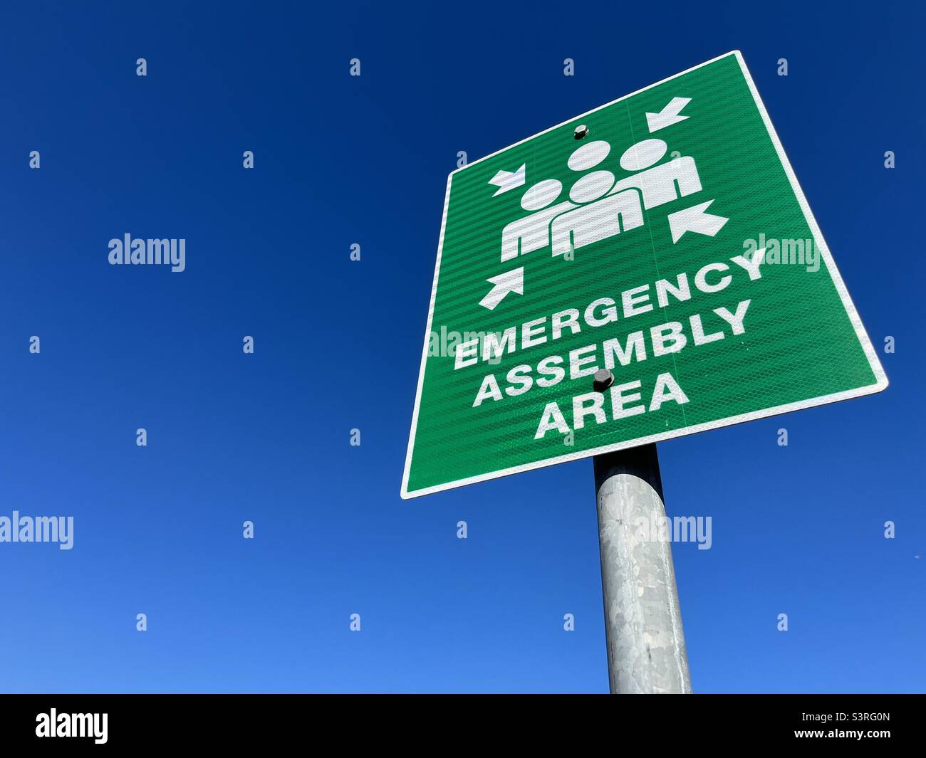 Schild für den Montagebereich für den Notfall am blauen Himmel Stockfoto