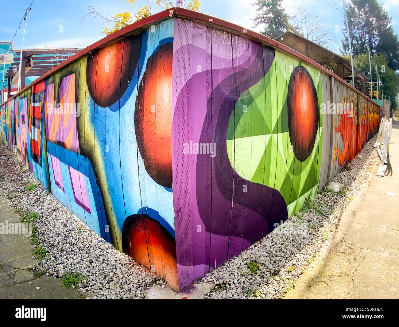 Bunt bemalter Zaun im hippsten, kreativen Viertel des Alberta Arts District in Portland, Oregon, USA Stockfoto