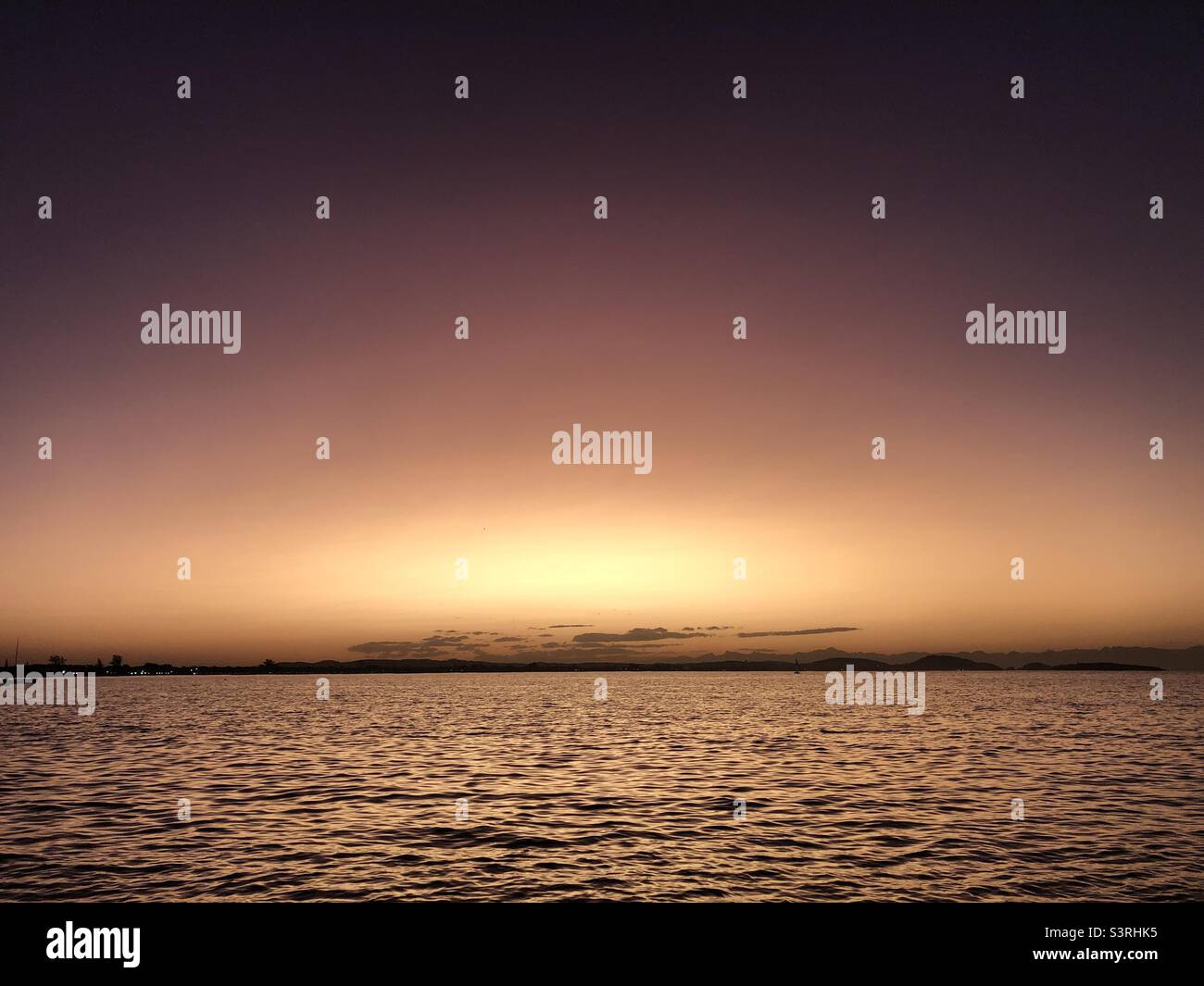 Sonnenuntergang am Horizont. - Smartphone-aufgenommenes Stockfoto