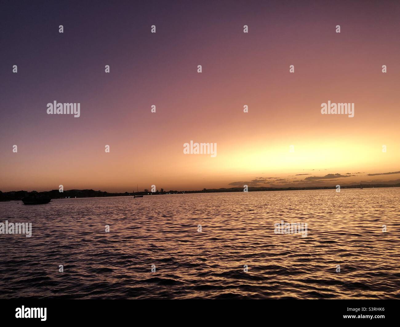 Sonnenuntergang am Horizont in Buzios, Brasilien. - Smartphone-aufgenommenes Stockfoto