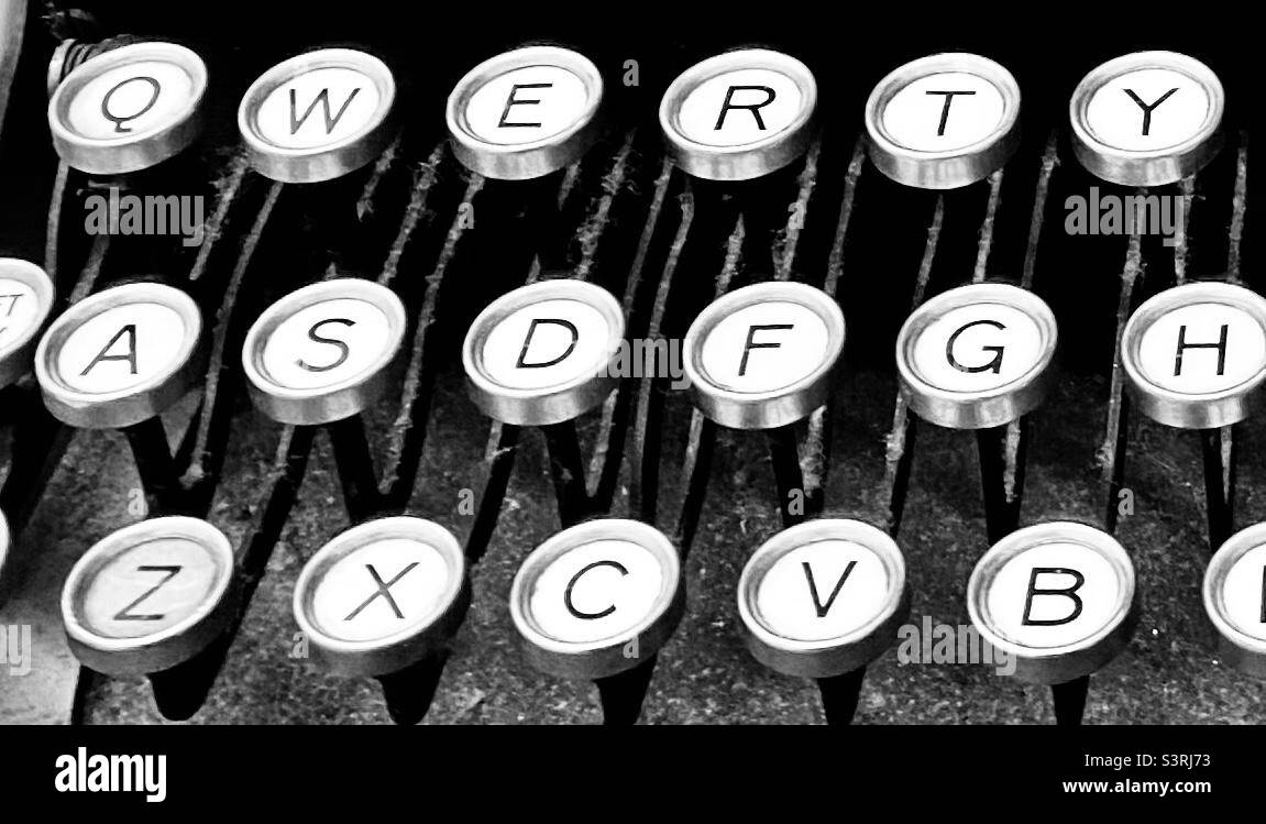QWERTY-Tasten auf einer alten Schreibmaschine Stockfoto