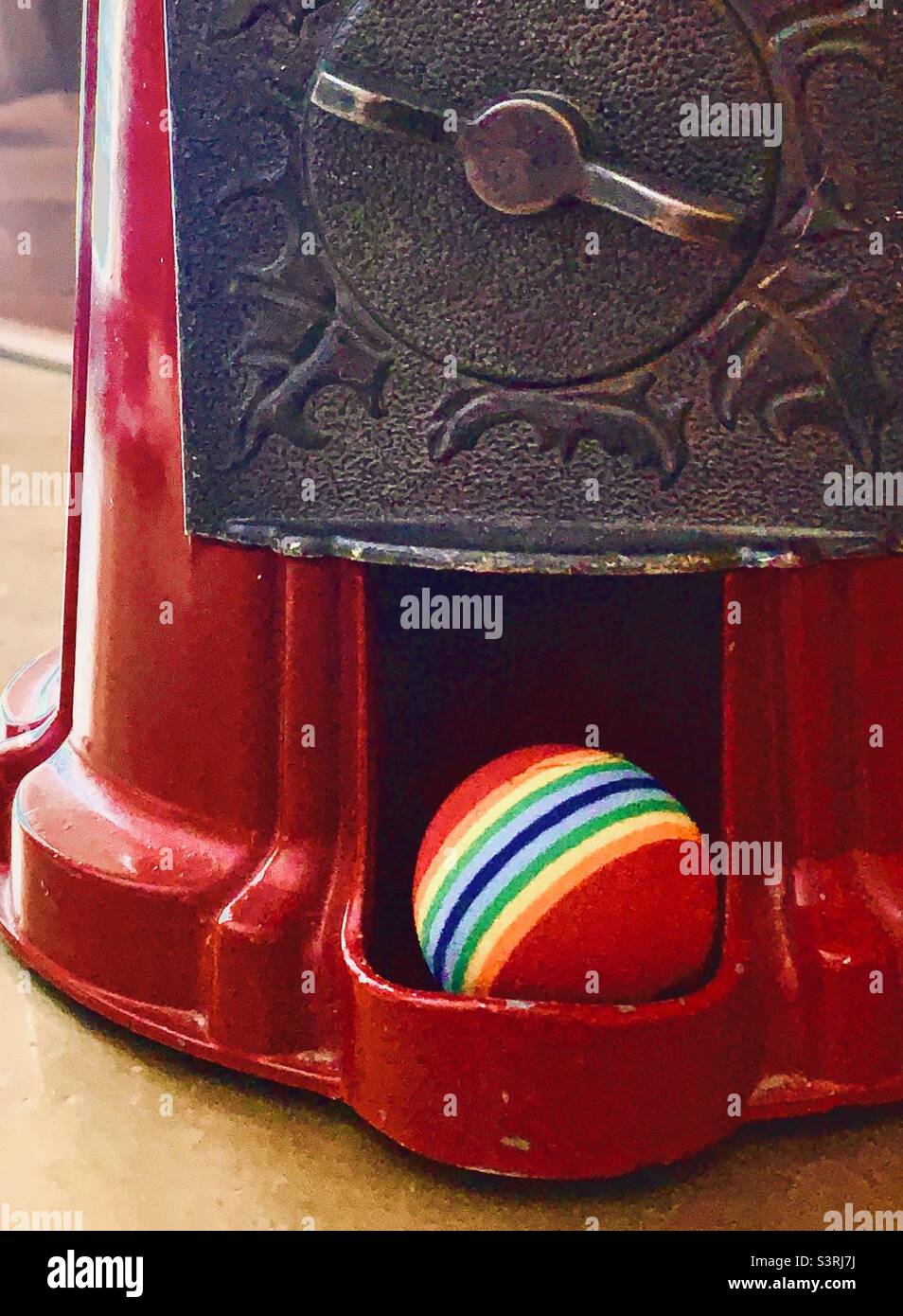 Nahaufnahme der roten Gummiballmaschine mit Süßigkeiten Stockfoto