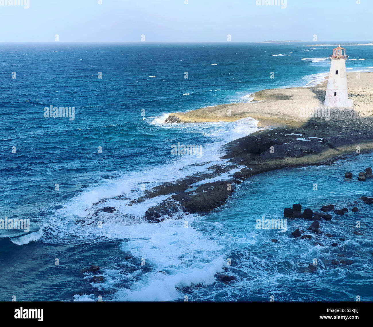 März 2022, Blick auf den Paradise Island Lighthouse von einem Schiff, das Nassau, Bahamas verlässt - Smartphone-aufgenommenes Stockfoto