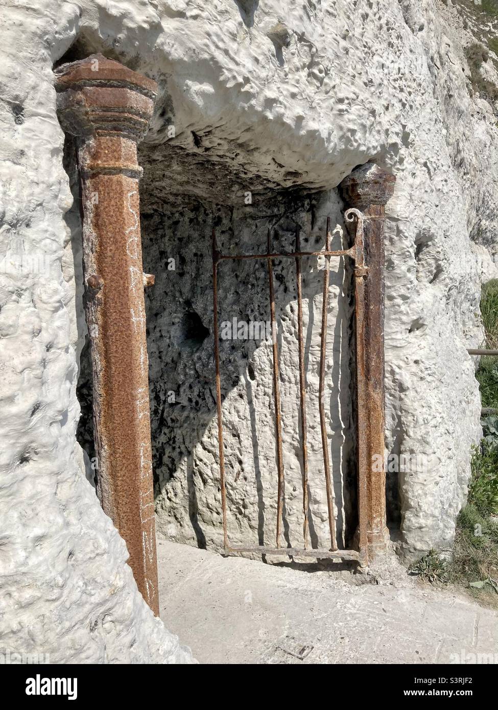 Eingang zu einem Kreidetunnel in den weißen Klippen von Dover - Smartphone-aufgenommenes Stockfoto