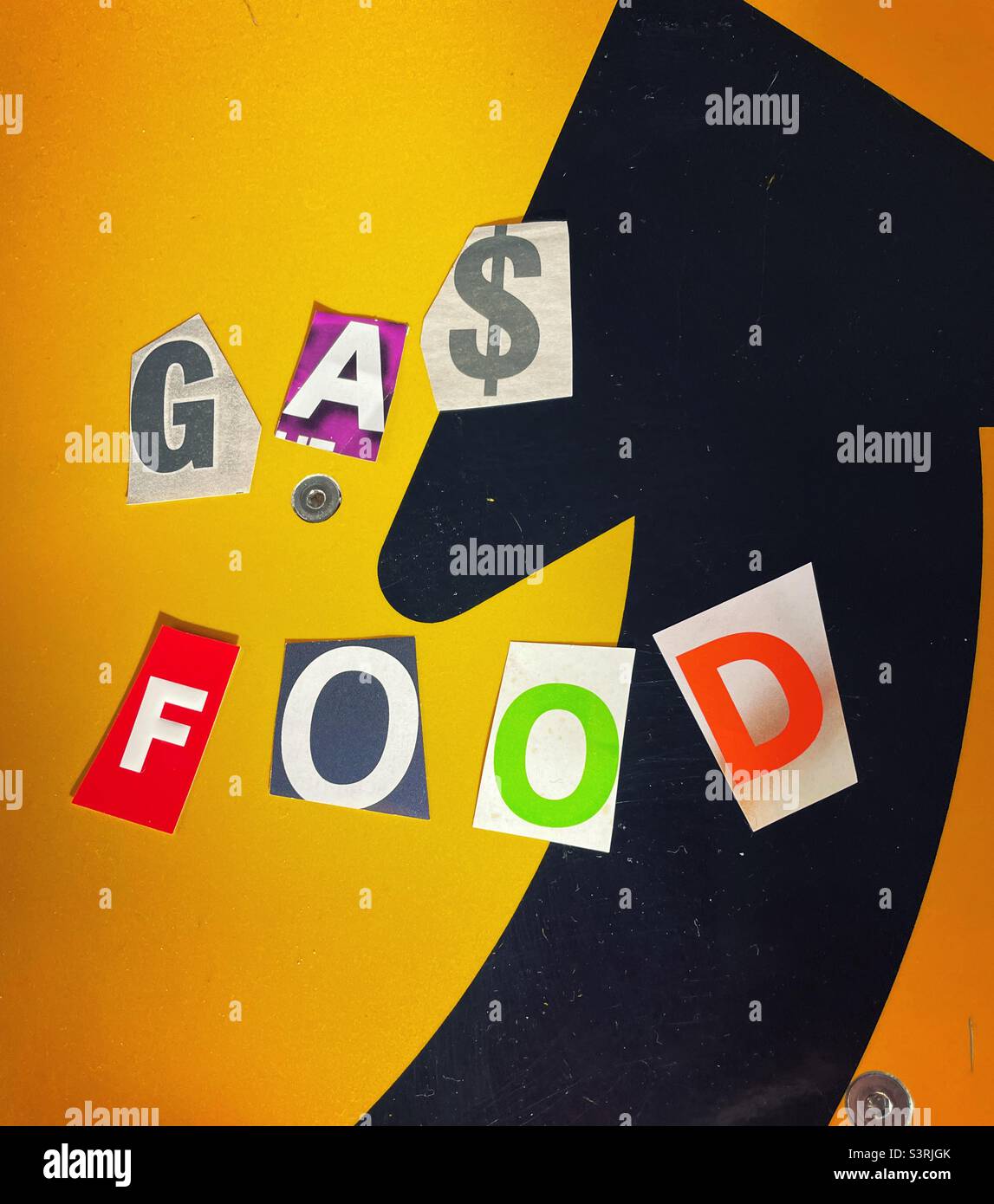 Lösegeld Note Stil Buchstaben und Pfeil zeigt auf für das Konzept der Inflation für steigende Gas-und Lebensmittelpreise, Vereinigte Staaten von Amerika, 2022 - Smartphone-aufgenommenes Stockfoto