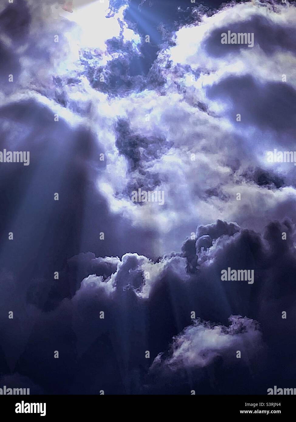 Dramatische Wolken über Utah, USA. Sonnenstrahlen wurden digital hinzugefügt, um künstlerische Effekte zu erzielen. Stockfoto