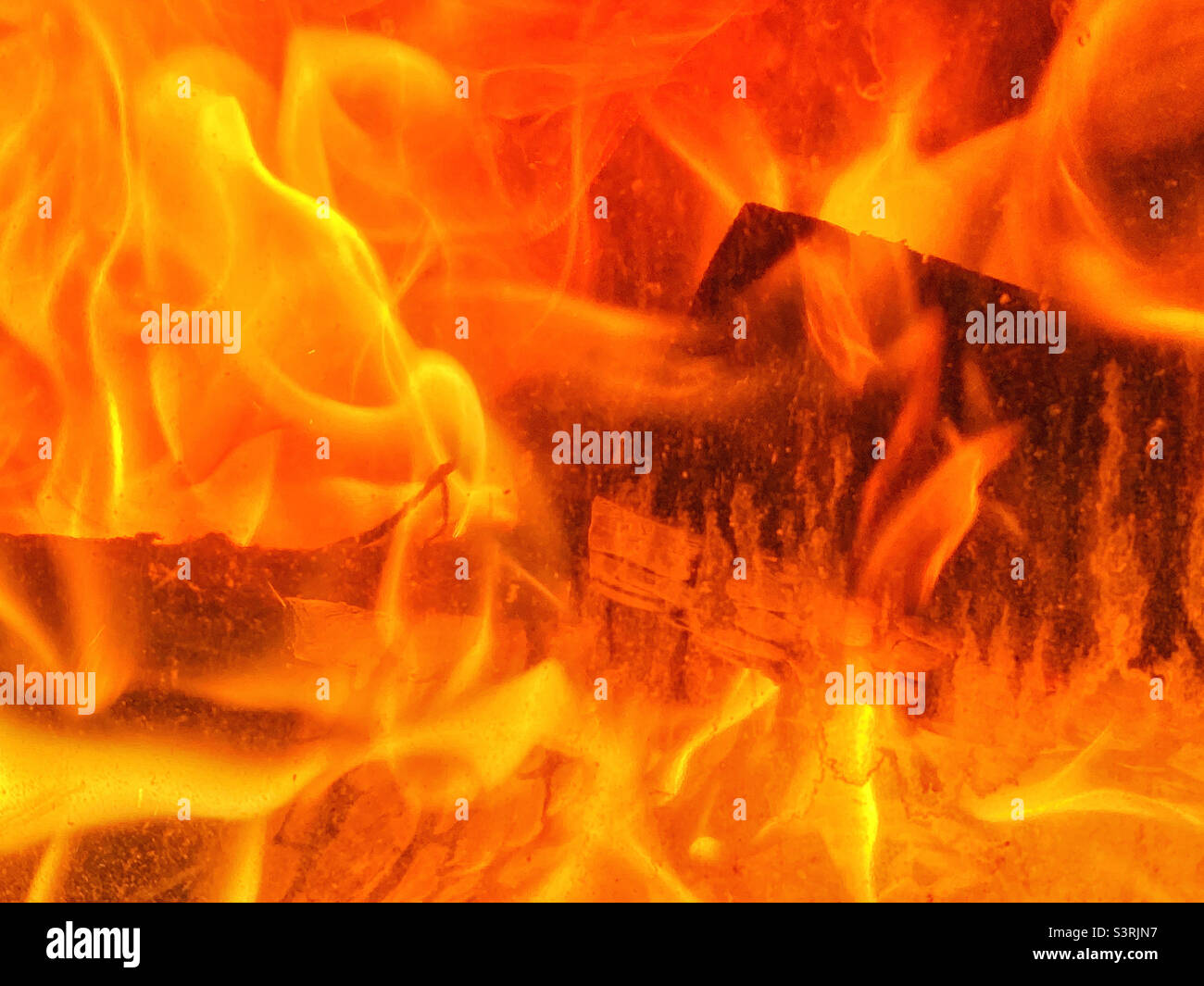 Feuer! Flammen verbrauchen ein paar Holzblöcke. Einige Leute denken, dass dieses Bild heiß ist. Foto ©️ COLIN HOSKINS. Stockfoto