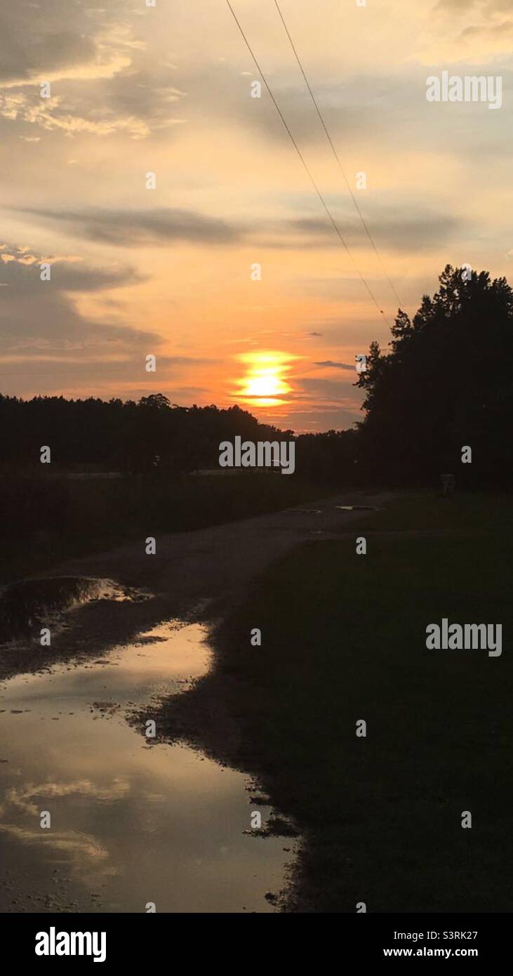 Schmelzender Sonnenuntergang in Florenz, SC USA. Einfach Nur South Carolina - Smartphone-aufgenommenes Stockfoto