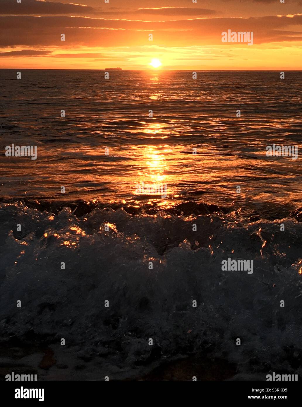 Sonnenaufgang, golden, Meer, Licht, Seesaalsonne, Wellen, - Smartphone-aufgenommenes Stockfoto